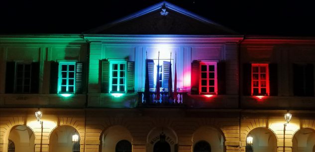 La Guida - Peveragno, facciata del municipio illuminata dal tricolore