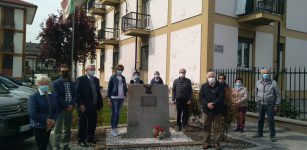 La Guida - Un fiore rosso al cippo della frazione di Borgo San Giuseppe