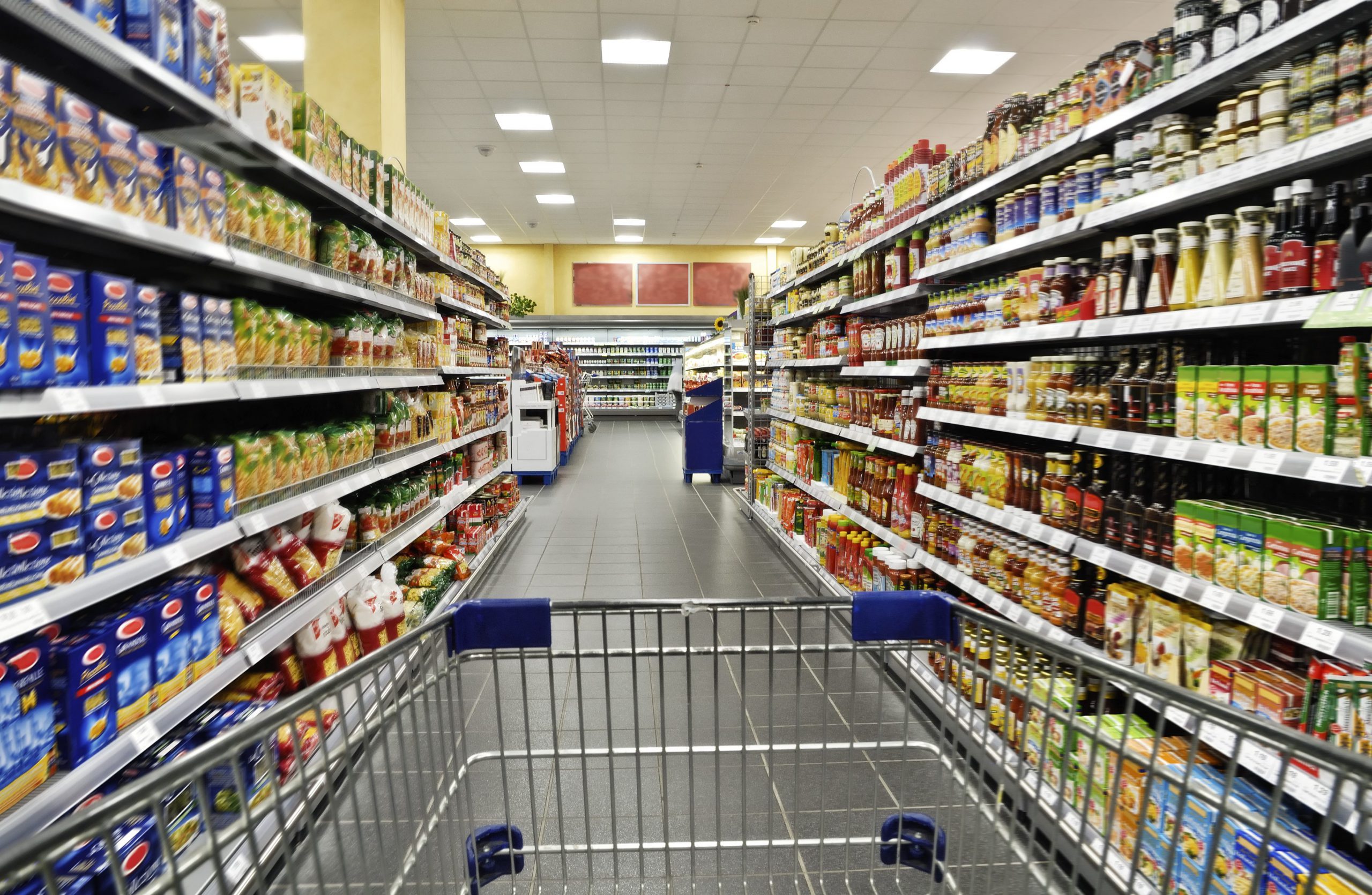 scaffali di un supermercato