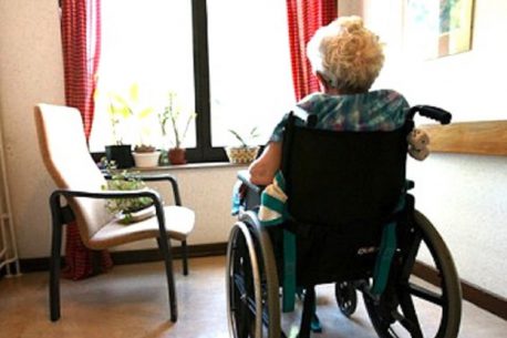 anziana in casa di riposo