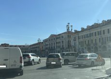 La Guida - Lieve incidente tra due auto in piazza Galimberti a Cuneo