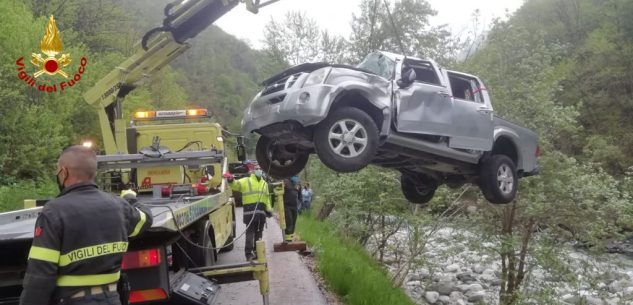 La Guida - Auto esce di strada e precipita nel torrente Corsaglia, due feriti