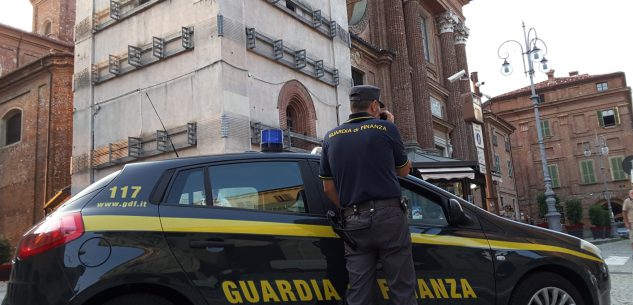 La Guida - Guanti, mascherine e termometri irregolari, maxi sequestro a Fossano