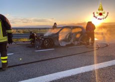 La Guida - Auto a fuoco completamente distrutta sulla Torino-Savona