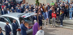 Lacrime e tanta gente per l’ultimo saluto a Carlo Scaramozzino La Guida - Lacrime e tanta gente per l’ultimo saluto a Carlo Scaramozzino