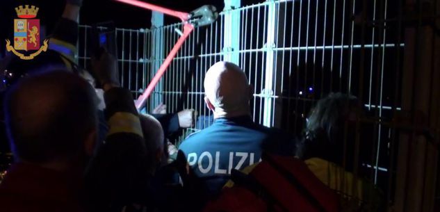 La Guida - Minaccia di gettarsi dal ponte, salvato dalla Polizia a Cuneo