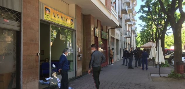 La Guida - Sfonda una vetrina in via Silvio Pellico durante un litigio