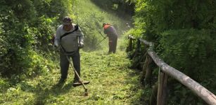 Volontari della Pro Loco Castello puliscono le ripe a Dogliani La Guida - Volontari della Pro Loco Castello puliscono le ripe a Dogliani