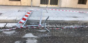 La Guida - Roata Chiusani, transenne buttate in strada, potevano causare incidenti