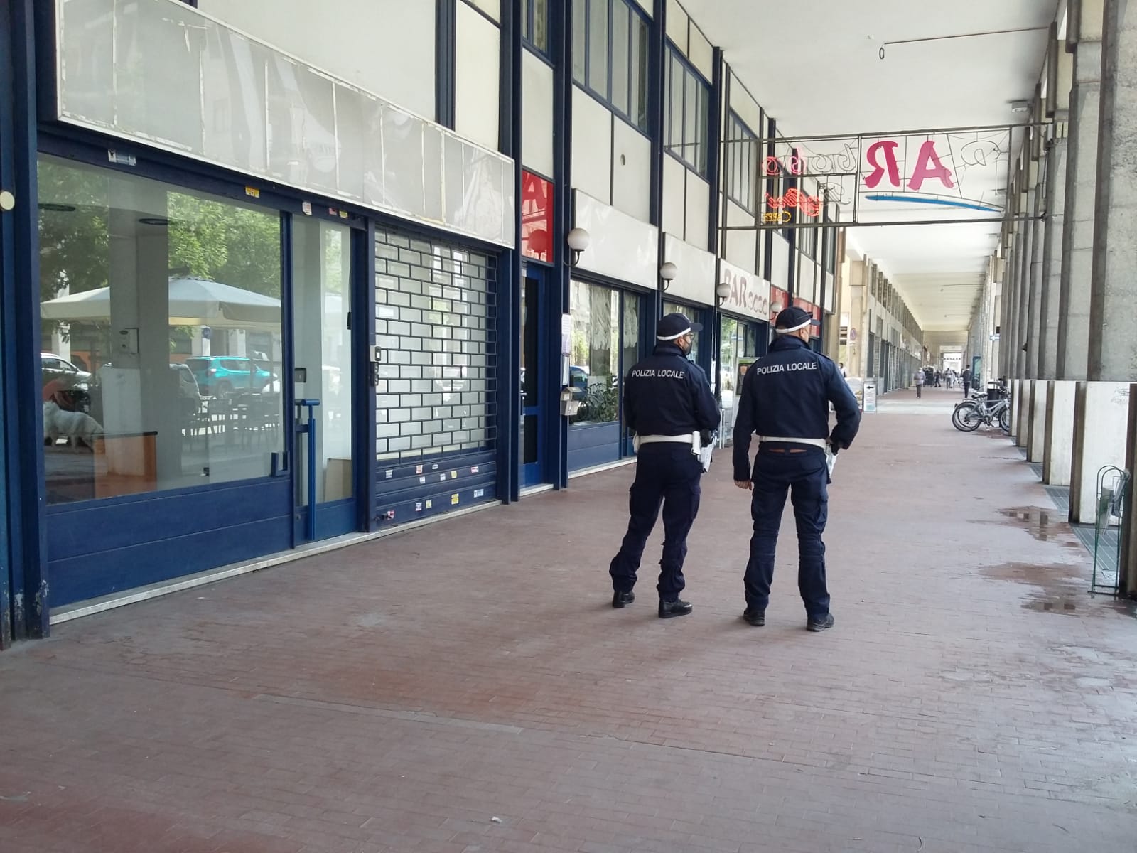 Reagì con veemenza ai controlli degli agenti, a processo