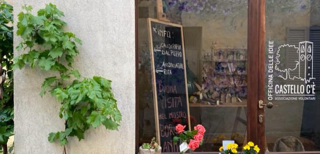 La Guida - Le fioriture e le rose “sospese” in dono ai visitatori del borgo