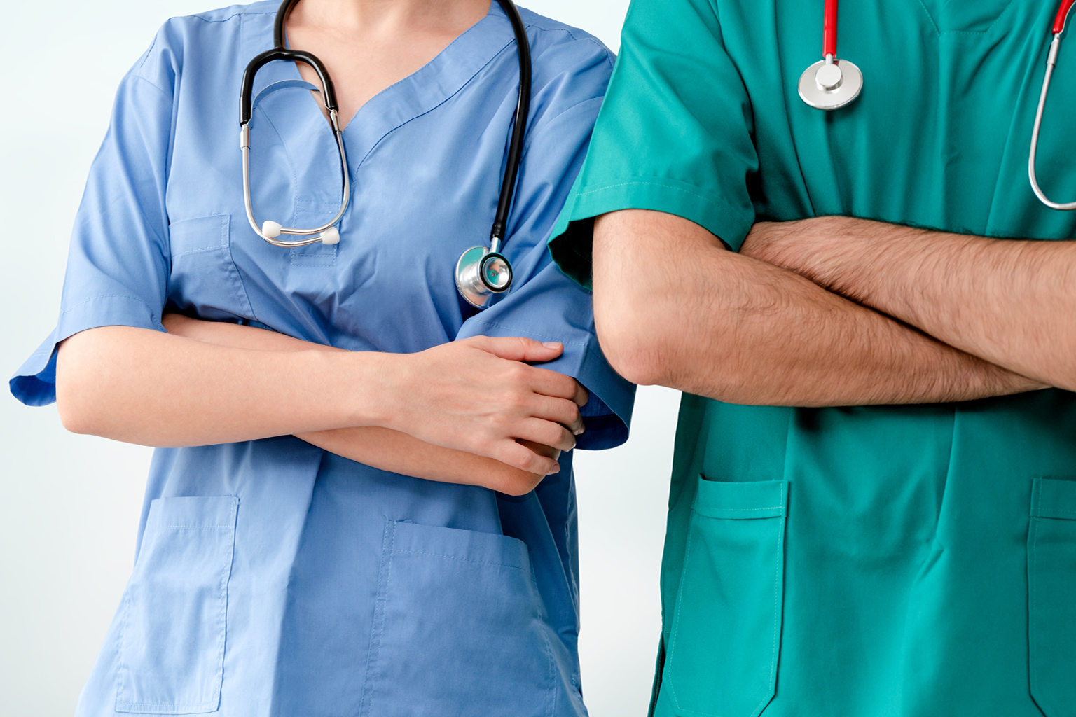 Due medici a braccia conserte