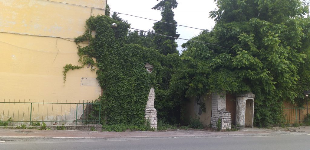 ingresso caserma sommerso da arbusti