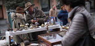 Saluzzo, tornano le bancarelle del MercAntico fino a novembre 2023 La Guida - Saluzzo, tornano le bancarelle del MercAntico fino a novembre 2023