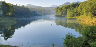 La Guida - Pianfei, tra cappelle rupestri e la rilassante meraviglia del lago