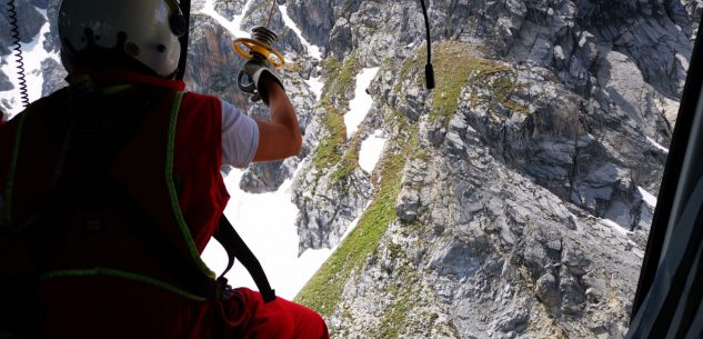 La Guida - Due escursioniste soccorse su un nevaio in alta valle Maira