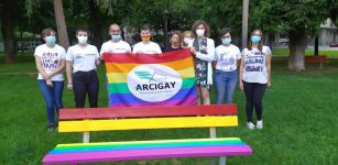 Sabato 19 s’inaugura la prima panchina arcobaleno di Cuneo La Guida - Sabato 19 s’inaugura la prima panchina arcobaleno di Cuneo