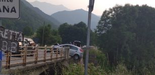 La Guida - Valgrana, automobile in bilico sul ponte di Santa Maria