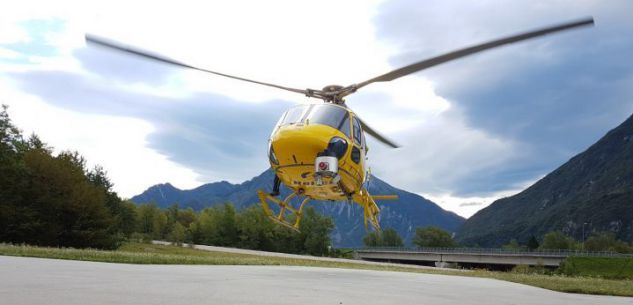 La Guida - Lavora sotto un camion e scoppia uno pneumatico, trasportato in codice giallo