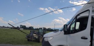 Cadono i pali del telefono, un furgone rimane impigliato nei cavi La Guida - Cadono i pali del telefono, un furgone rimane impigliato nei cavi