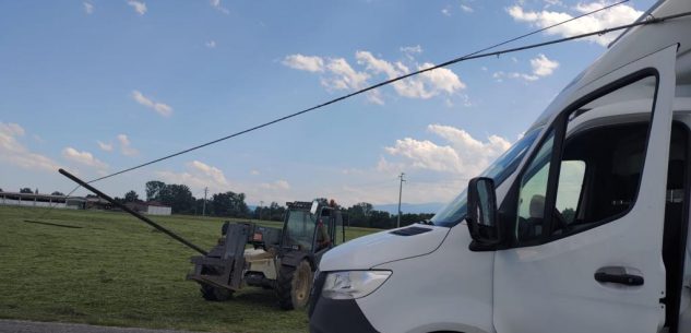 La Guida - Cadono i pali del telefono, un furgone rimane impigliato nei cavi