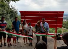 La Guida - Inaugurata a Pianfei la “Big Bench” rossa