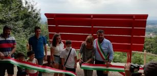 La Guida - Inaugurata a Pianfei la “Big Bench” rossa