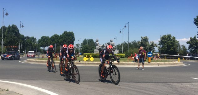 La Guida - Appassionati di ciclismo alle porte di Cuneo e in via Roma per la cronometro a squadre
