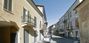 In via Roma a Carrù senso unico alternato martedì e mercoledì La Guida - In via Roma a Carrù senso unico alternato martedì e mercoledì