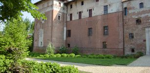 La Guida - L’imponenza dei castelli di Lagnasco tra i frutteti in fiore