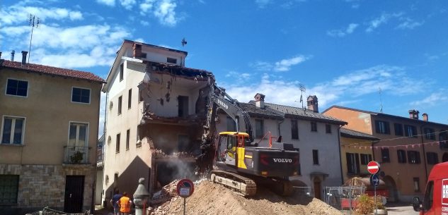 La Guida - A Boves demolizione edificio in centro