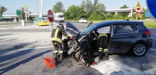 La Guida - Scontro auto-furgone all’imbocco dell’autostrada a Carrù