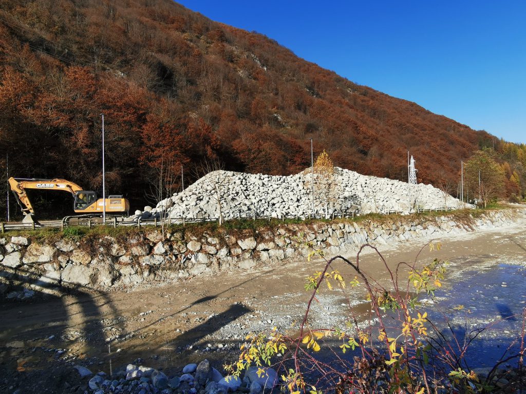 Vernante: cumulo di inerti estratti dal Vermenagna dopo l'alluvione