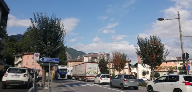 La Guida - Demonte, disagi causati dal traffico dei tir in centro paese (video)