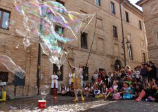 La Guida - Teatro, bolle di sapone e clownerie al parco La Pinetina