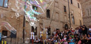 La Guida - Teatro, bolle di sapone e clownerie al parco La Pinetina