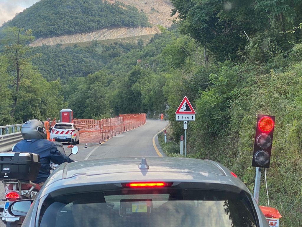 Semaforo e code sulla strada del col di Nava