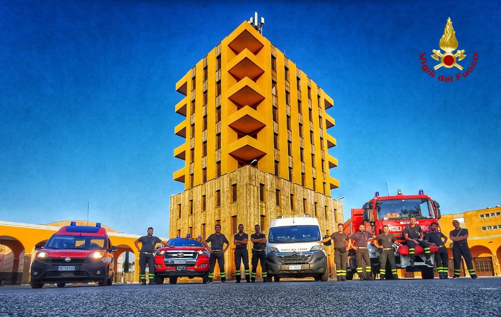 I Vigili del Fuoco del Comando di Cuneo prima della partenza per il rientro dalla Caserma di Cosenza