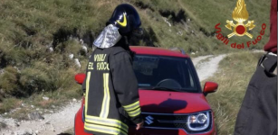 La Guida - Un’auto in bilico sulla strada dei Cannoni