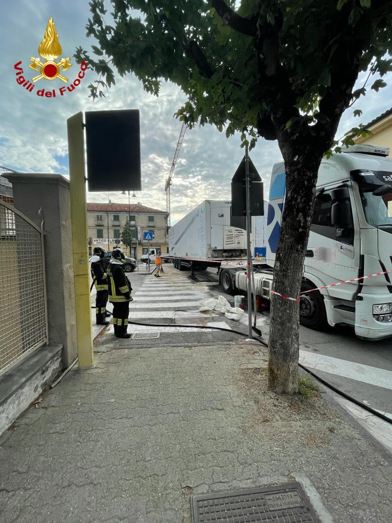 Busca - autoarticolato urta marciapiede