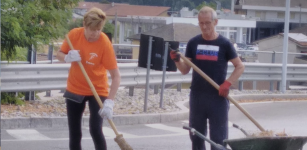 La Guida - Borgo Gesso, volontari di quartiere ripuliscono il marciapiede lungo via Savona