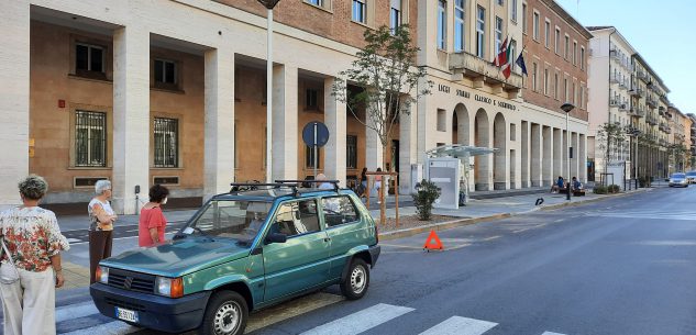 La Guida - Donna investita davanti al liceo Peano-Pellico di Cuneo