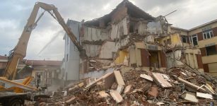 Busca, riparte il cantiere di demolizione delle scuole medie La Guida - Busca, riparte il cantiere di demolizione delle scuole medie