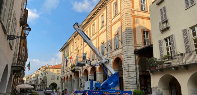 La Guida - In corso manutenzione delle grondaie del Municipio