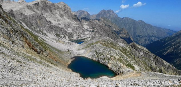 La Guida - Laghi e cima di Fremamorta, l’“acqua rossa” nel vallone di Valloriate