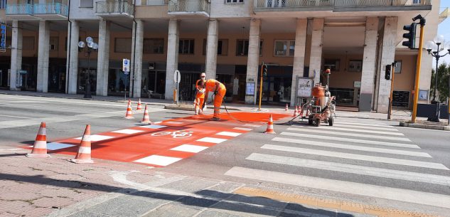 La Guida - Riverniciata delle strisce pedonali in Corso Nizza