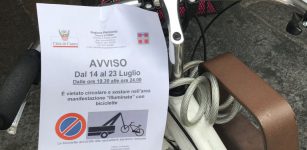 La Guida - A Cuneo rimozione di bici e monopattini parcheggiati fuori dalle rastrellierenno rimossi