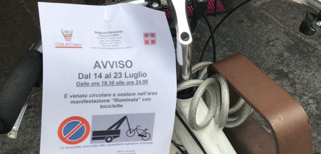 La Guida - A Cuneo rimozione di bici e monopattini parcheggiati fuori dalle rastrellierenno rimossi