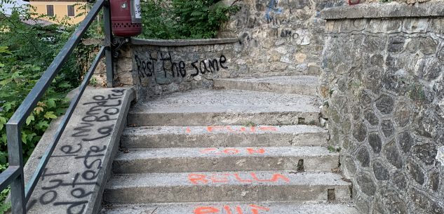 La Guida - Graffiti deturpano la scalinata di Lungostura XXIV Maggio