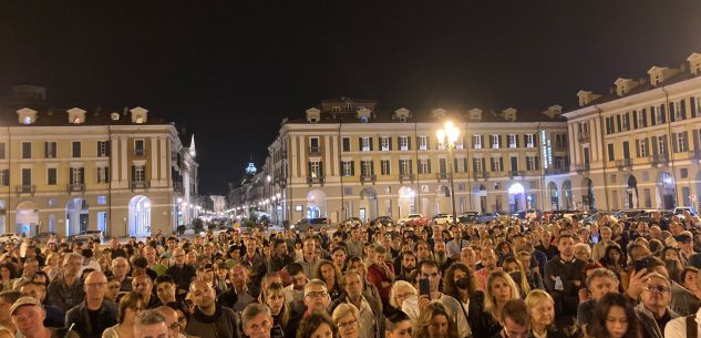 La Guida - In mille in piazza Galimberti per dire no al green pass